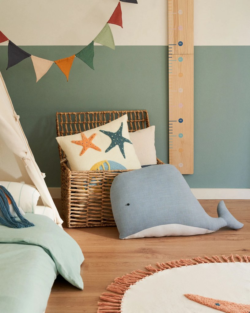 Kave Home - Cuscino Cordelia a forma di balena 100% cotone blu