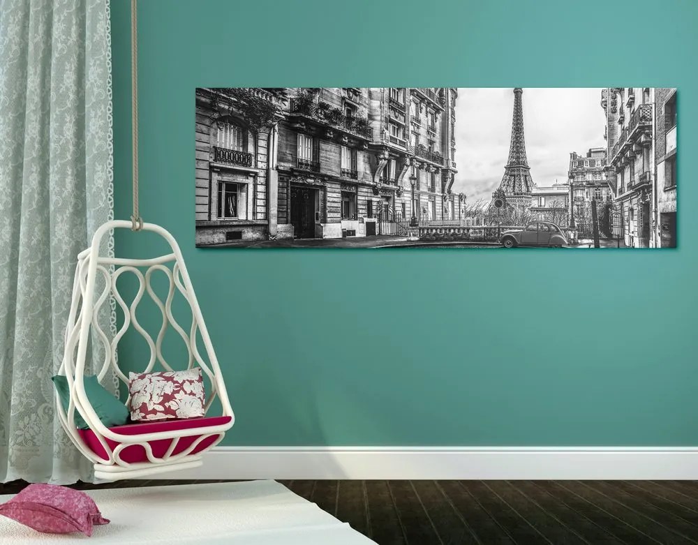 Stampa su tela – Vista sulla Torre Eiffel dalla strada di Parigi in bianco e nero
