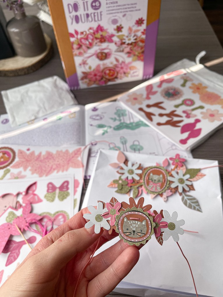 Fai da te - Set di gioielli con medaglioni e glitter