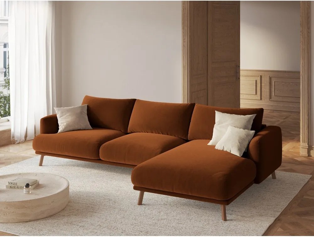 Divano angolare color terracotta (con penisola a destra/con chaise lounge) con rivestimento in velluto Naomi – Micadoni