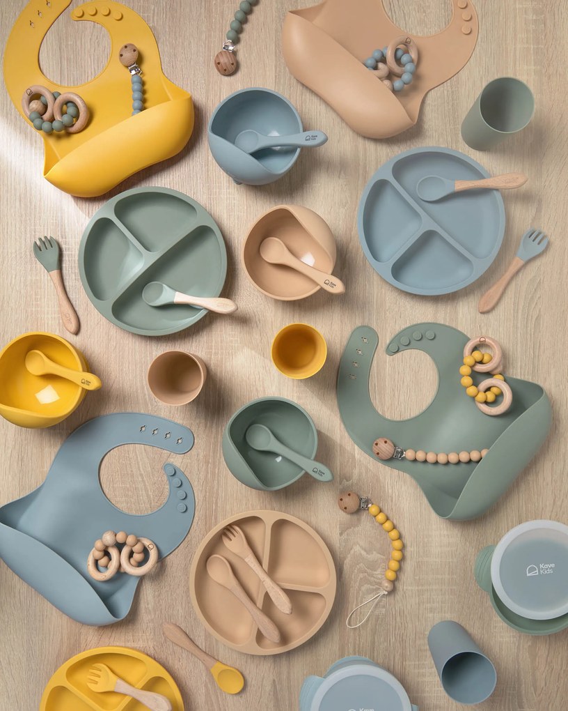 Kave Home - Set Epiphany di piatto e posate in silicone beige e legno