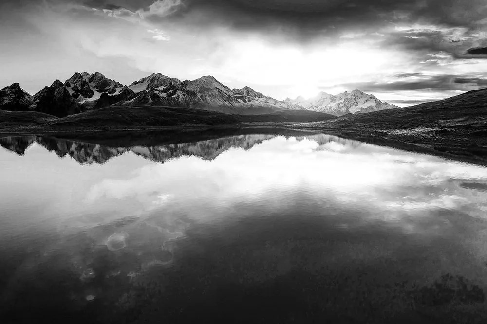 Carta da parati autoadesiva – Lago di montagna in bianco e nero