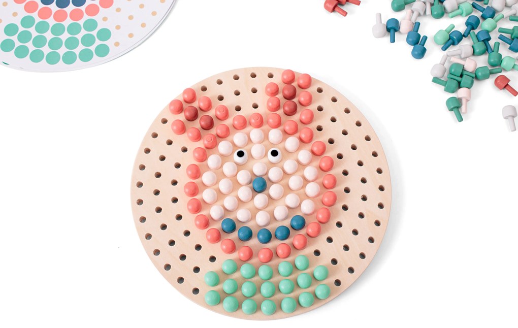 Mosaico con chiodini di legno