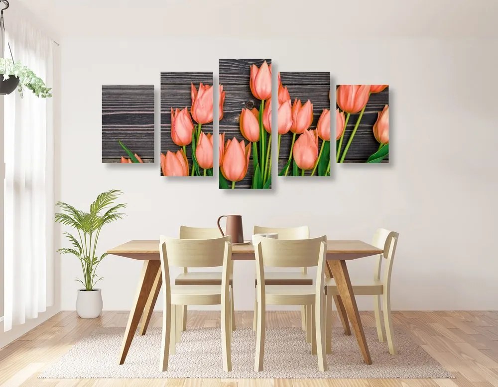 Quadri 5 pezzi – Affascinanti tulipani arancioni su sfondo di legno