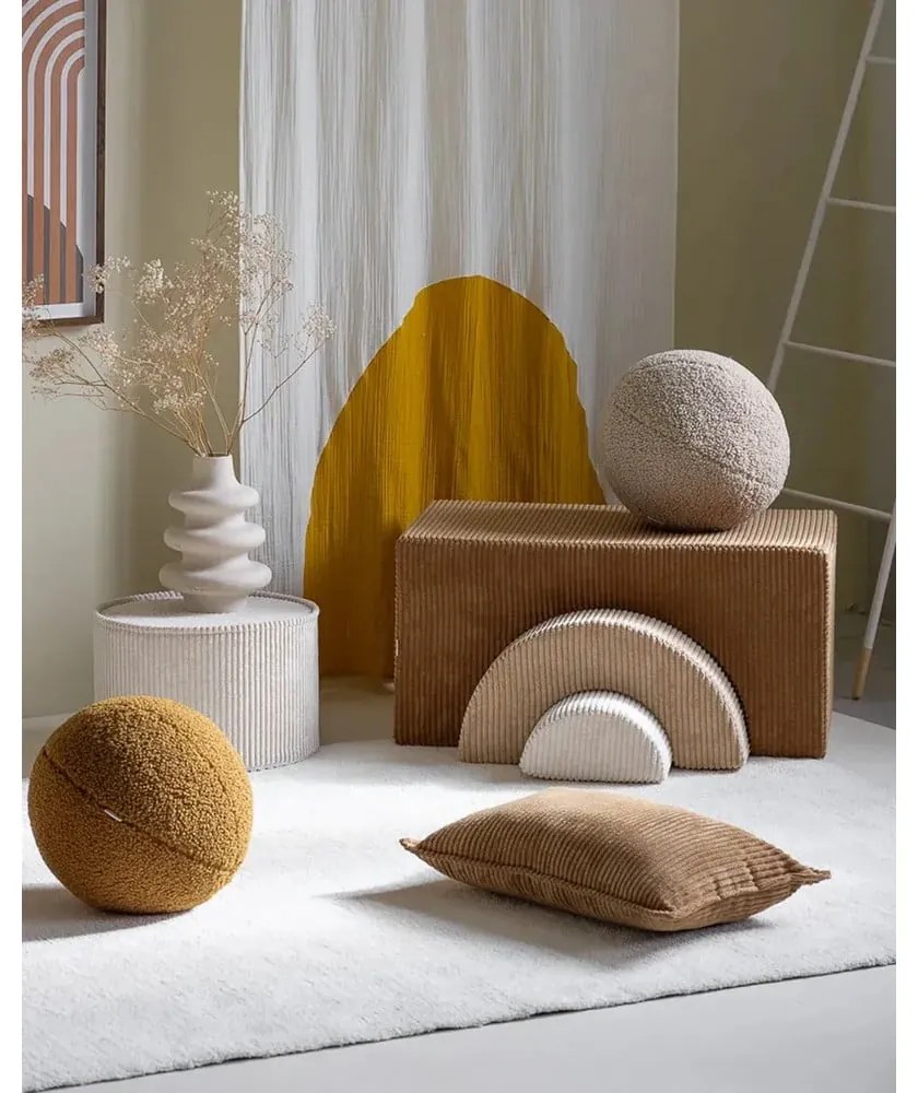 Cuscino per divano da bambini marrone con rivestimento in velluto a coste Bolster – Wigiwama