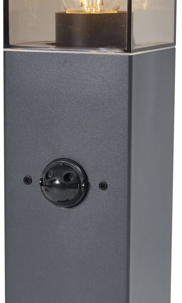 Lampada da esterno grigio scuro con vetro fumé 45cm IP44 con presa e sensore di movimento - Malios