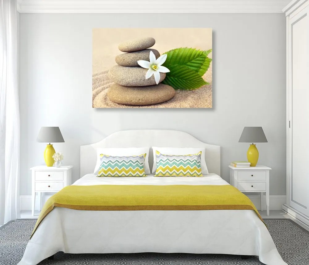 Quadro su tela – Fiore bianco e pietre nella sabbia