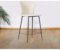 Sgabello con gambe in metallo nero e schienale avvolgente beige Core