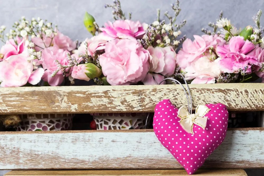 Stampa su tela – Fiori di garofano in cassa di legno