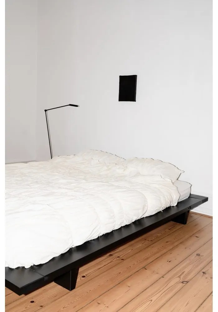 Letto matrimoniale nero in legno di pino con griglia 140x200 cm Japan - Karup Design