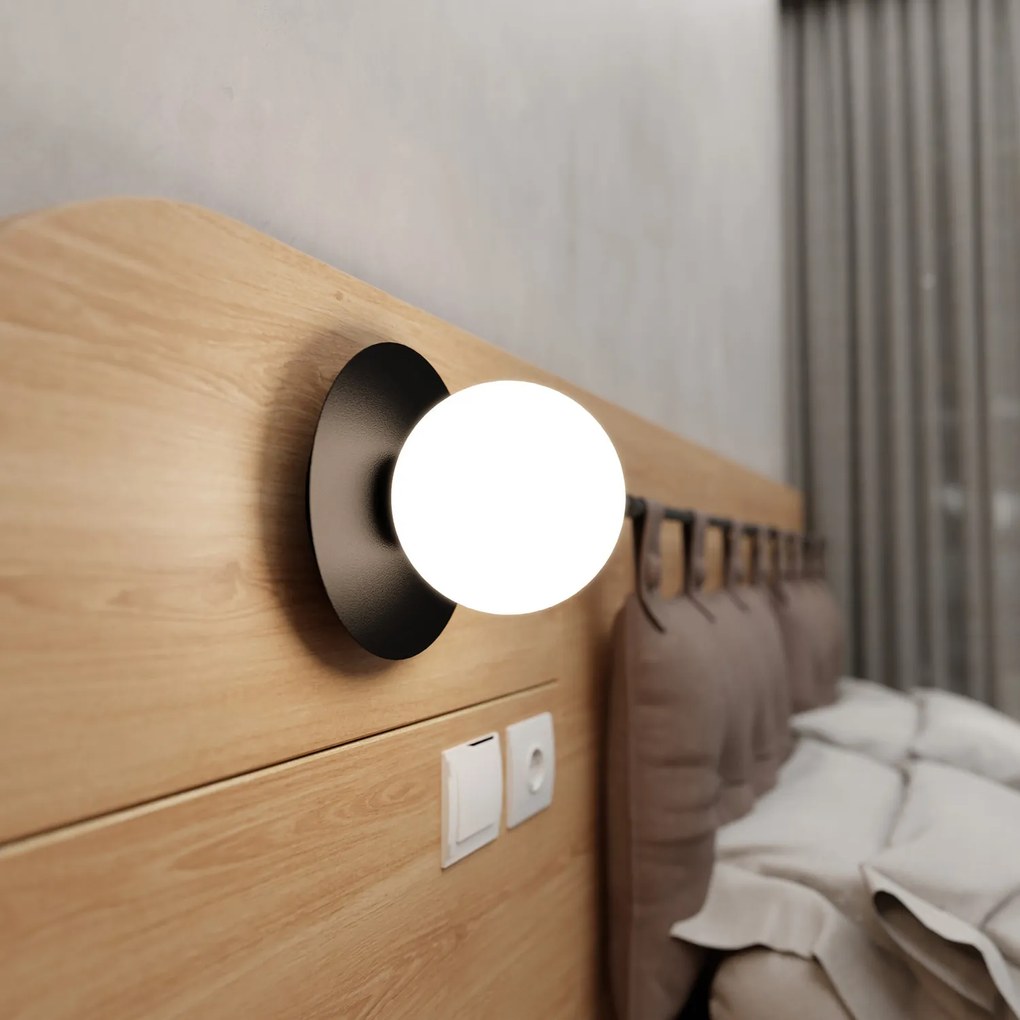 Applique 1 Luce Inari In Acciaio Nero E Sfera In Vetro Opalino