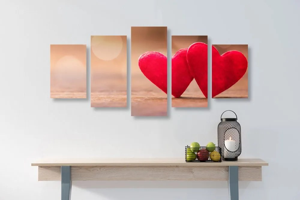 Quadri 5 pezzi – Cuoricini rossi su texture di legno
