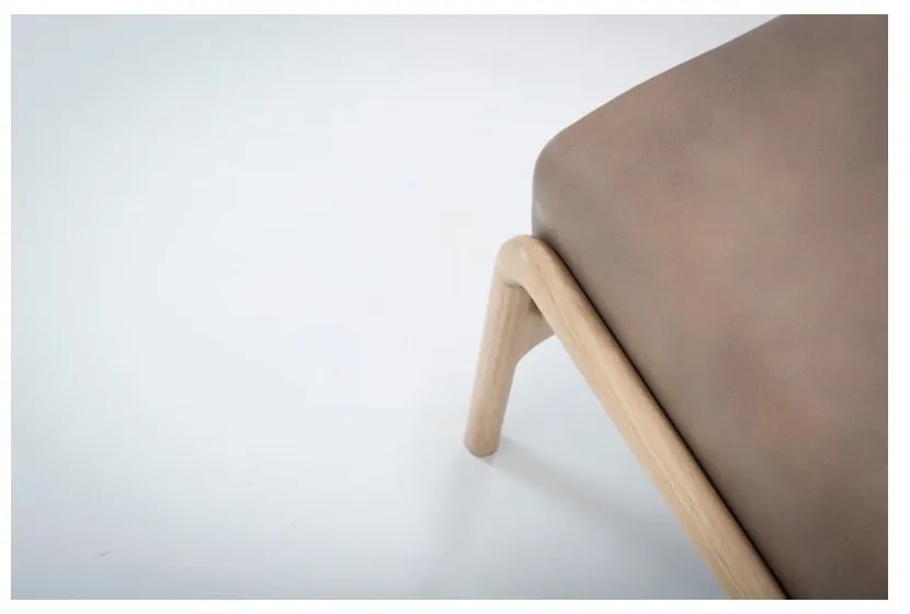 Poggiapiedi in pelle di bufalo marrone chiaro con struttura in rovere massiccio Fawn - Gazzda