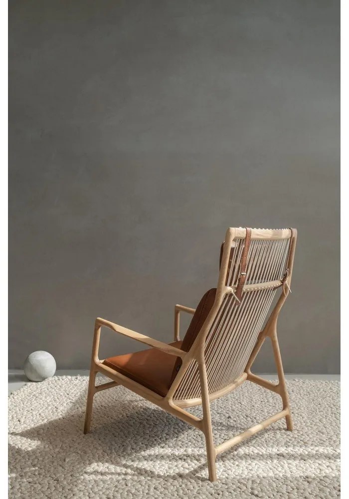 Poltrona con struttura in rovere massiccio e seduta in pelle di bufalo color marrone cognac. Dedo - Gazzda