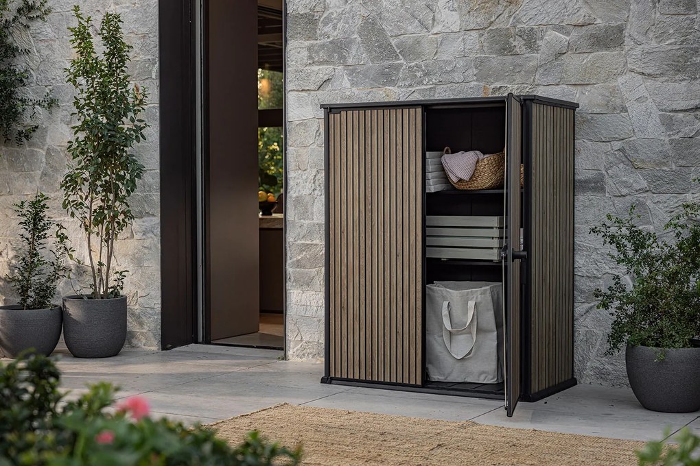 Armadio Porta Attrezzi da Esterno 140x73,6x170,4 cm Keter Signature Vertical Shed in Resina Effetto Legno Noce...