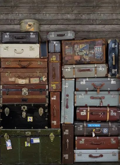 Rebel Walls Carta da parati panoramica Stacked Suitcases - Large Heap