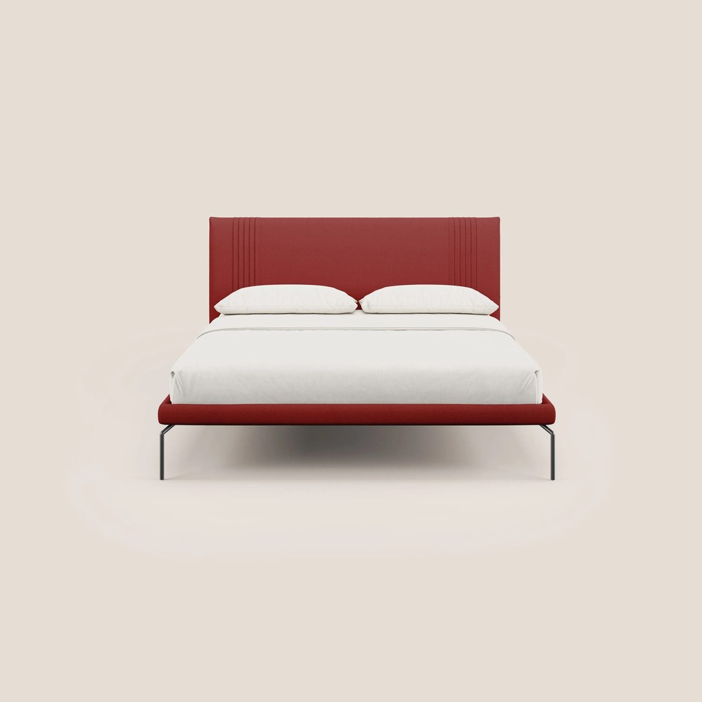 Finn letto imbottito con piedi alti in metallo in tessuto smacchiabile T05 rosso