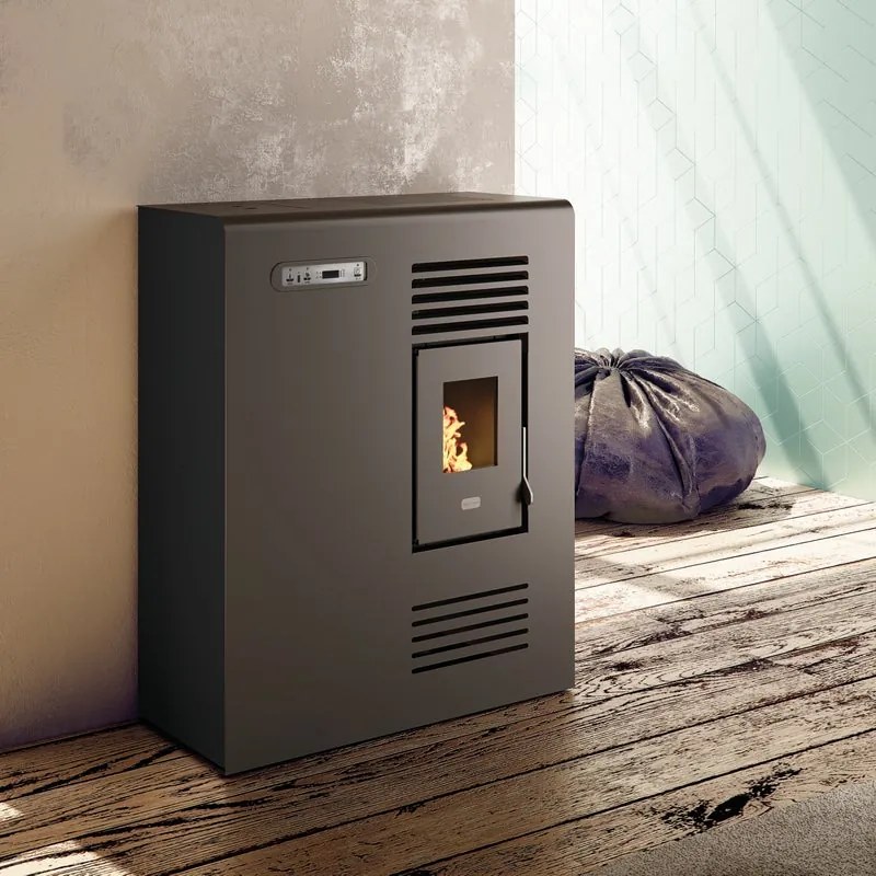 Stufa a pellet ventilata Tina 4.5 kW nero