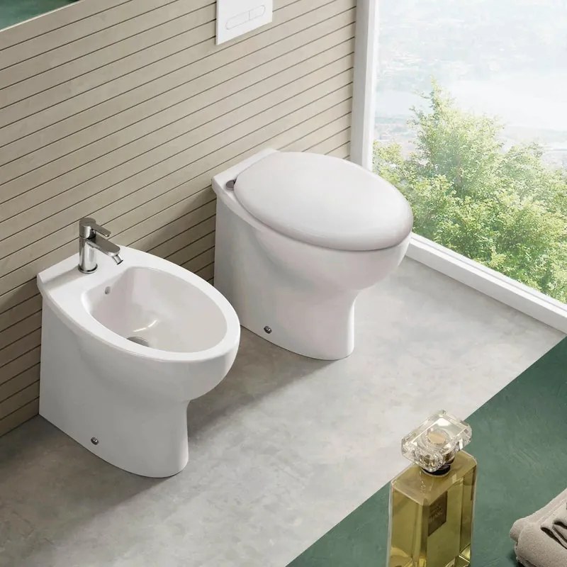 Coppia di sanitari filoparete Day completa di sedile in termoindurente