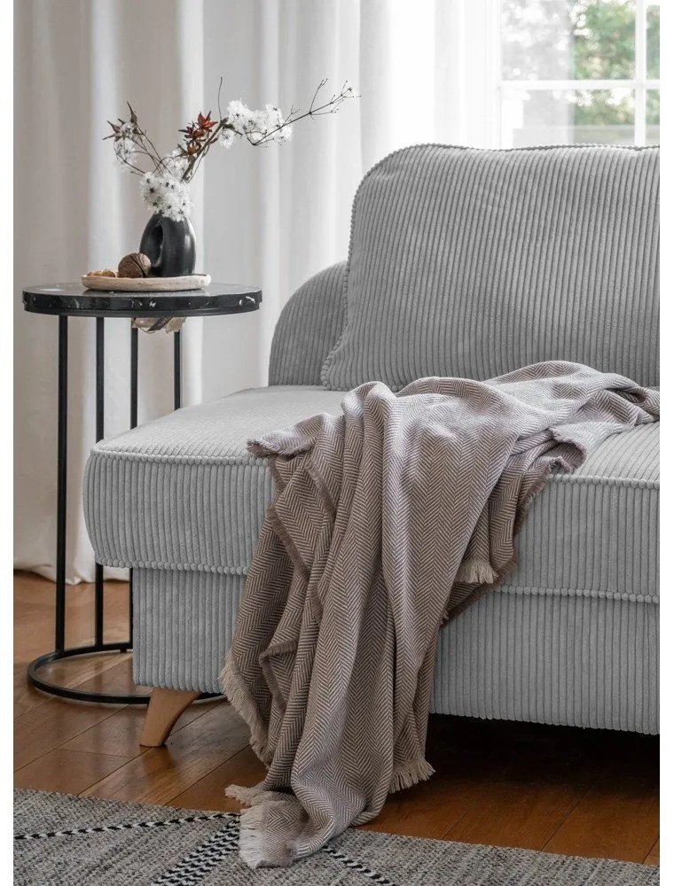 Chaise longue grigio chiaro (con penisola a destra) con rivestimento in velluto a coste Chic Charlotte – Miuform