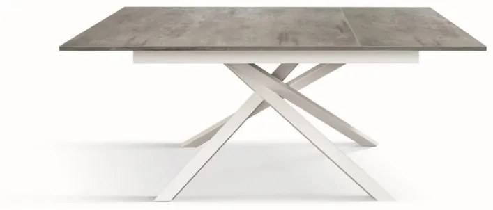 Tavolo VOLPAIA in legno, finitura grigio cemento e base in metallo verniciato bianco, allungabile 140&#215;80 cm &#8211; 190&#215;80 cm
