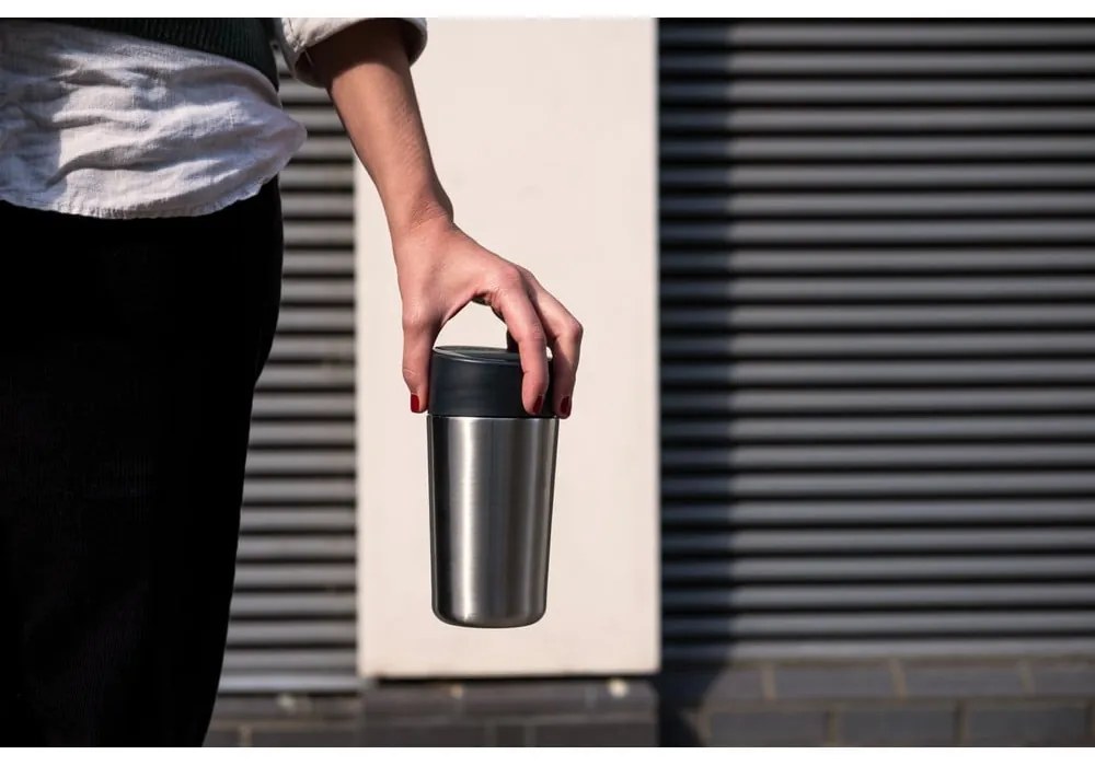 Tazza da viaggio in blu scuro-argento 450 ml Sipp - Joseph Joseph