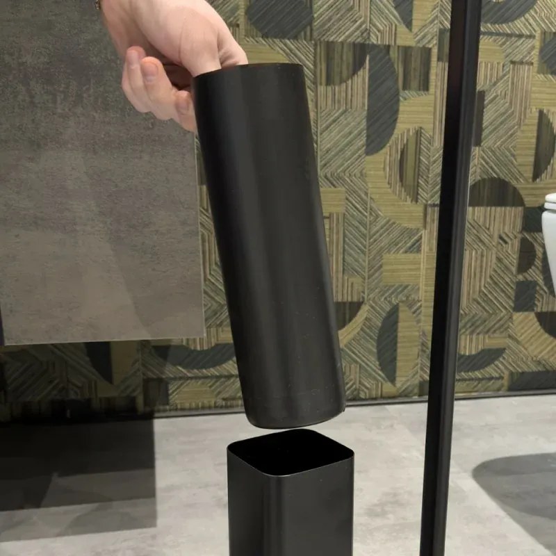 Piantana porta rotolo e scopino da appoggio in acciaio nero opaco Fusion