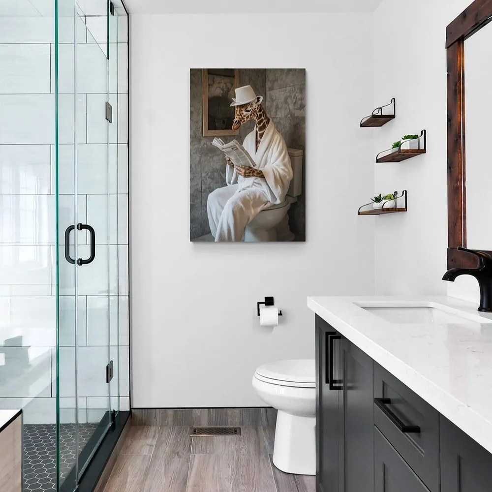 Quadro su tela – Giraffa con giornale in bagno