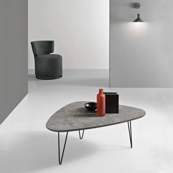 Tavolino NICO piano in legno sagomato Cemento e gambe in metallo