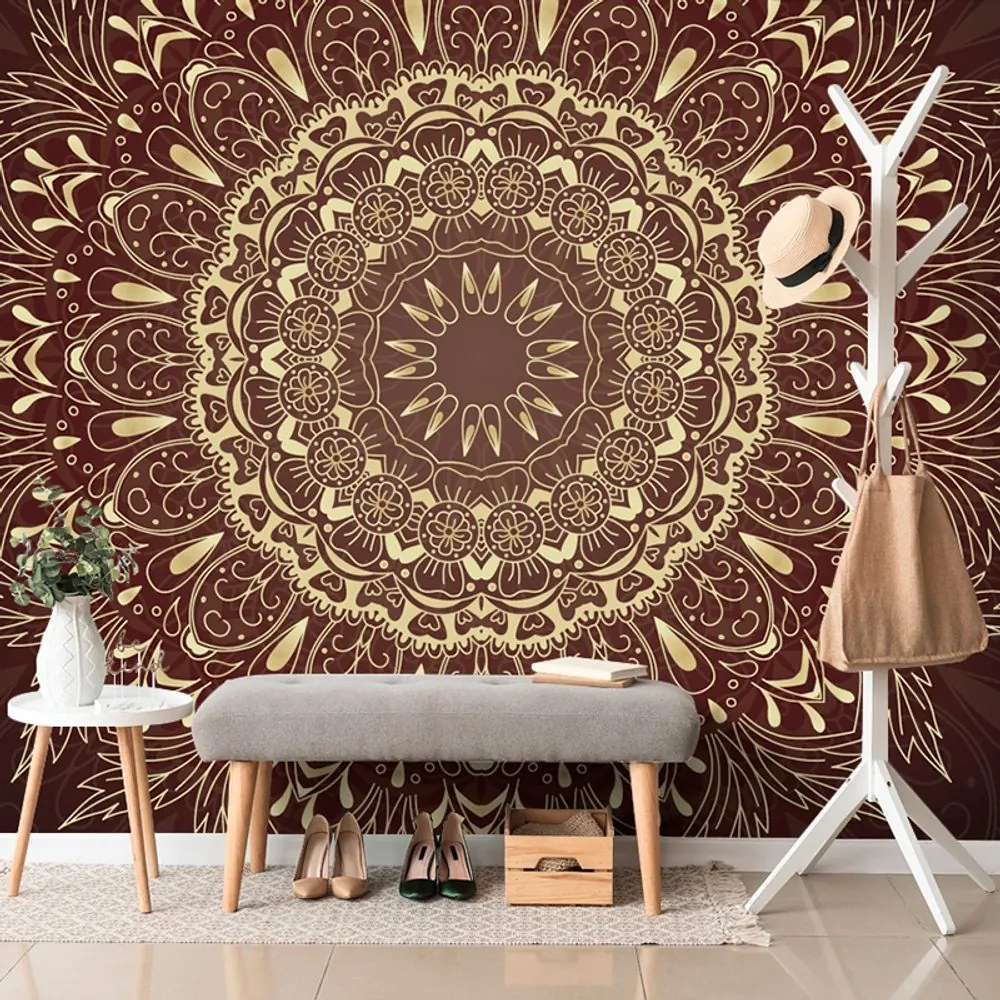 Carta da parati – Mandala dorata su sfondo bordeaux