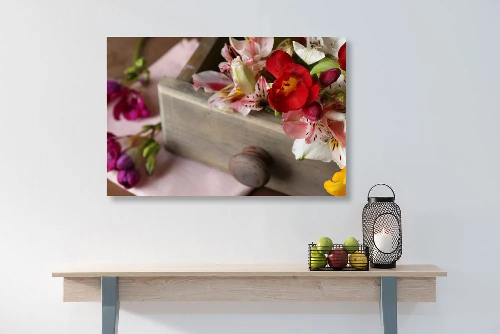 Quadro su tela – Composizione di fiori primaverili in cassetto di legno