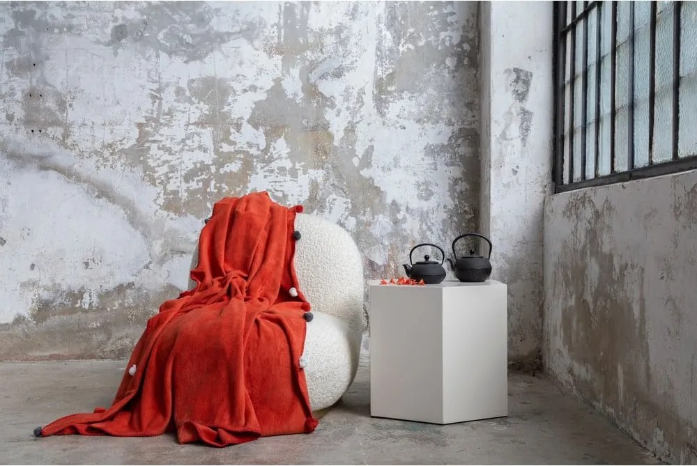 Copriletto color mattone in vello 150x200 cm Pom Pom – Mijolnir