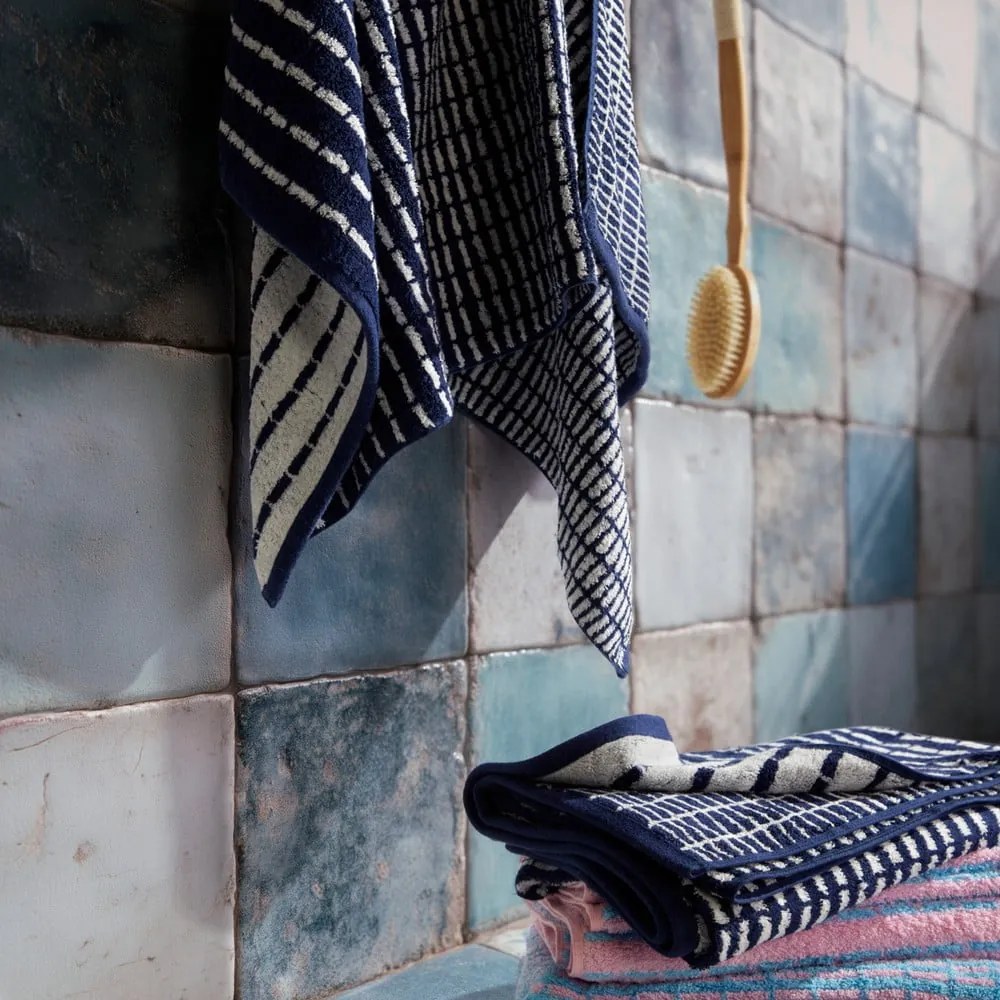 Asciugamano tipo terry blu/rosa in misto bambù 70x140 cm Nuance – JUNA