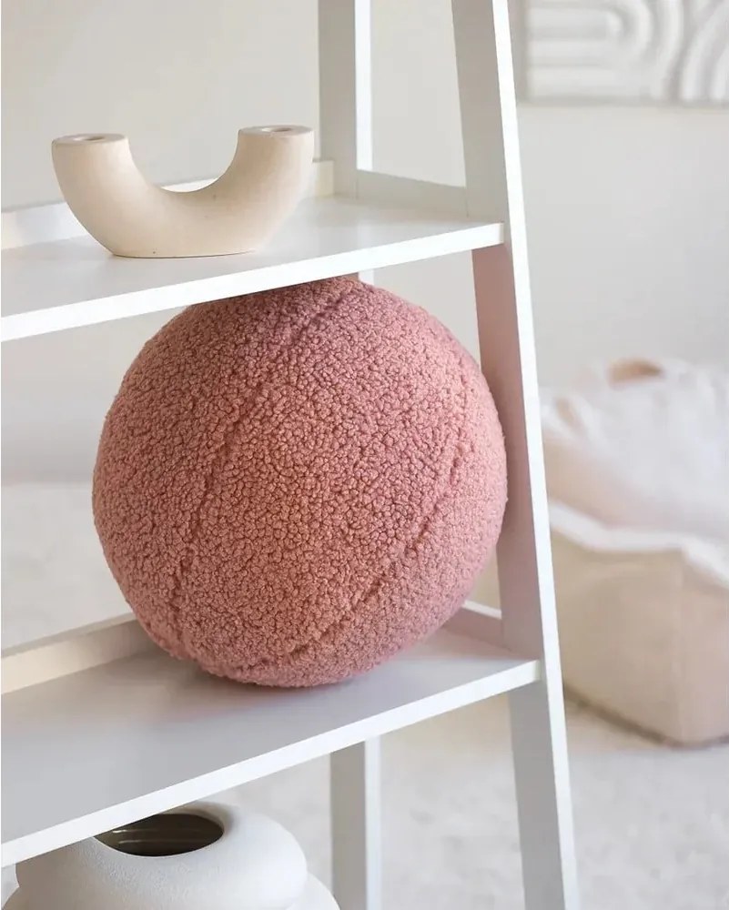 Cuscino per divano da bambini rosa con rivestimento in bouclé Ball – Wigiwama
