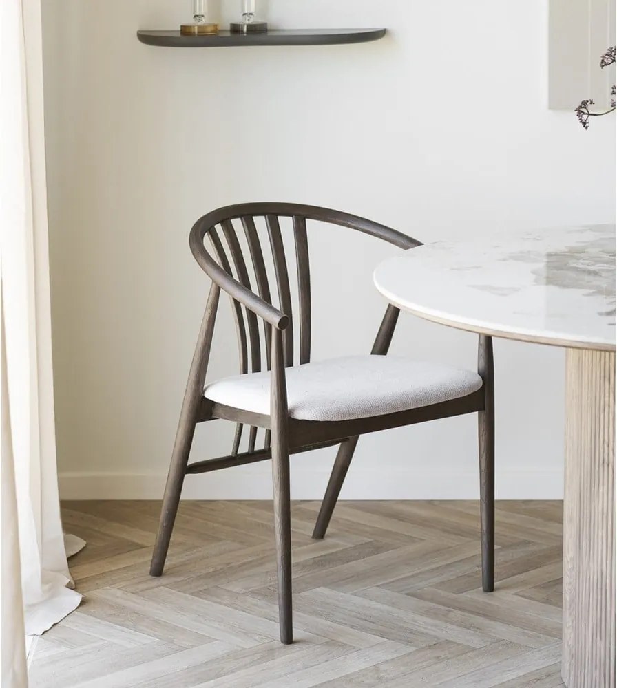 Sedia da pranzo marrone scuro in rovere massiccio con braccioli Agustin – House Nordic