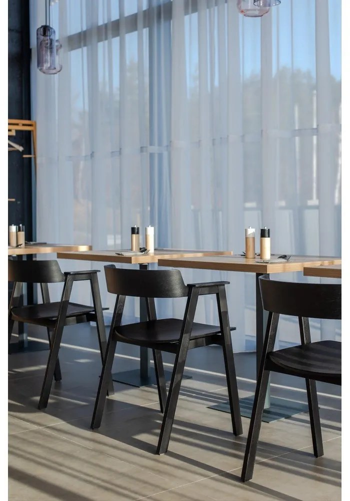 Sedia da pranzo nera in rovere massiccio con braccioli Flip – Gazzda