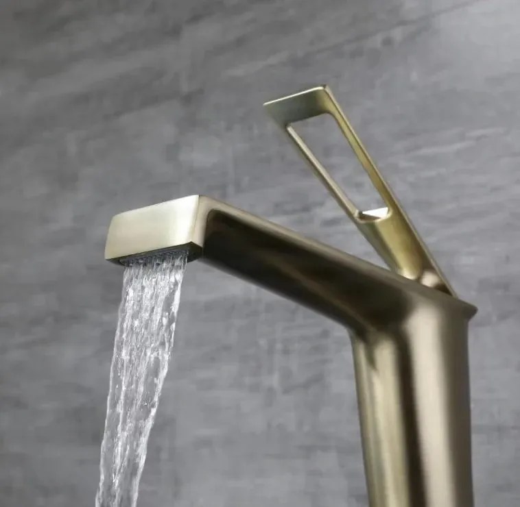 Rubinetto per lavabo ELITE EDITION BBS1257 in ottone con bocca a cascata, disponibile in più finiture — Cromo — Bassa
