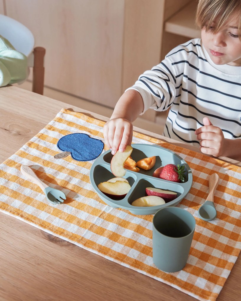 Kave Home - Set Naunet di 2 tovagliette a quadretti senape e bianchi con dettaglio frutta 100% cotone