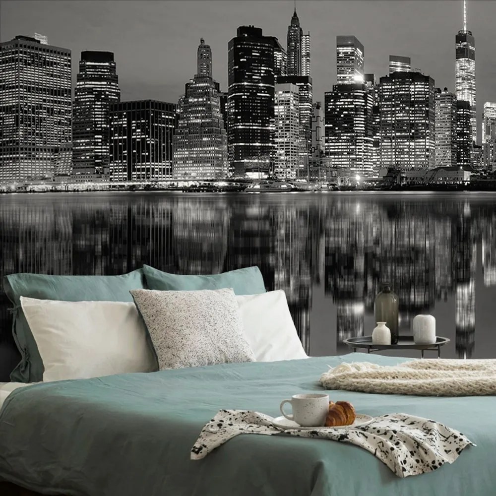 Carta da parati – Riflesso in bianco e nero di Manhattan sull'acqua