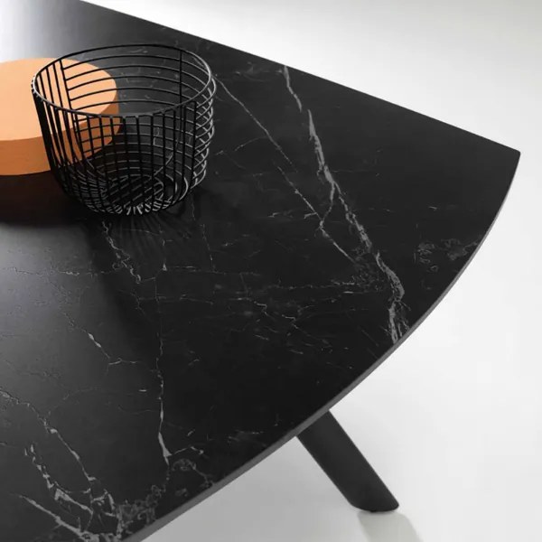 Tavolo moderno allungabile a 210 cm base metallo e piano effetto Marmo Nero TERENCE