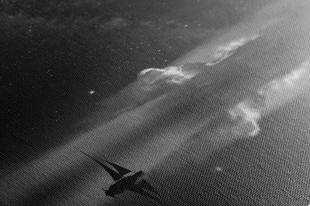 Stampa su tela – Barca sul mare in bianco e nero
