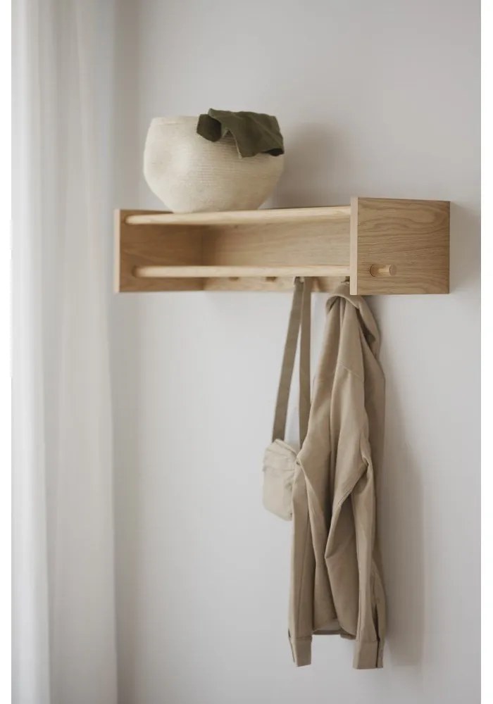 Appendiabiti da parete con ripiano in legno di quercia in colore naturale Hillmond - Rowico