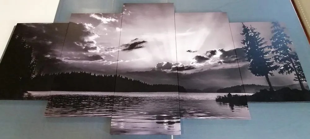 Quadri 5 pezzi – Riflesso del lago di montagna in bianco e nero