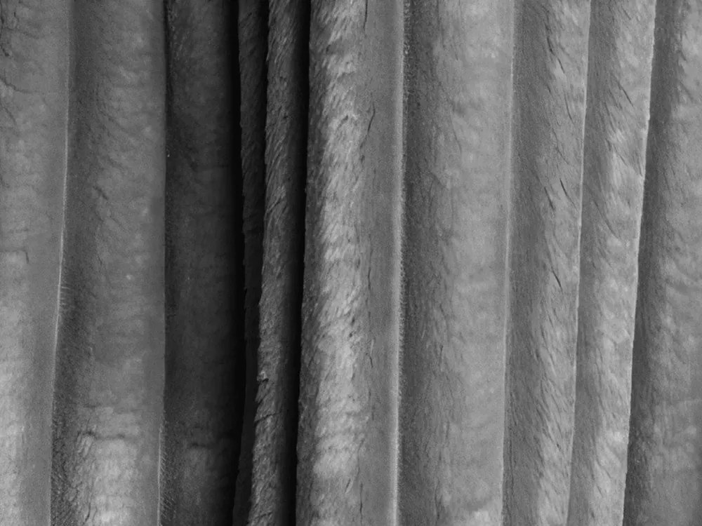 Divano grigio scuro allungabile/con contenitore con rivestimento in velluto a coste 266 cm Kini – Makamii