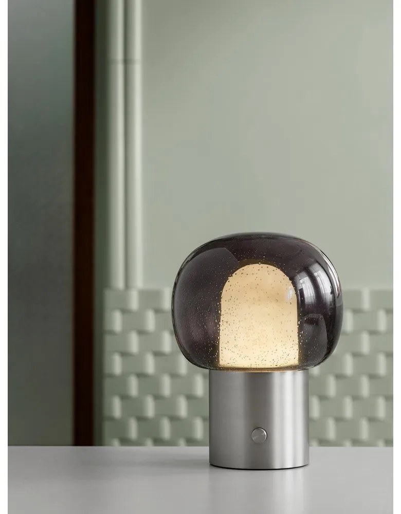 Lampada da tavolo LED argentata in alluminio con paralume in vetro (altezza totale 32 cm) Iris – Blomus
