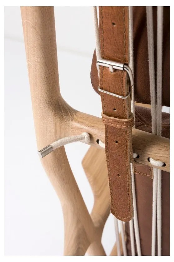 Poltrona con struttura in rovere massiccio e seduta in pelle di bufalo color marrone cognac. Dedo - Gazzda