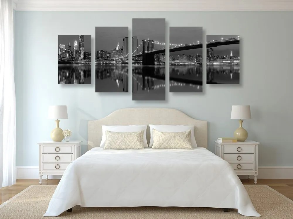 Quadri 5 pezzi – Riflesso di Manhattan nell'acqua in bianco e nero