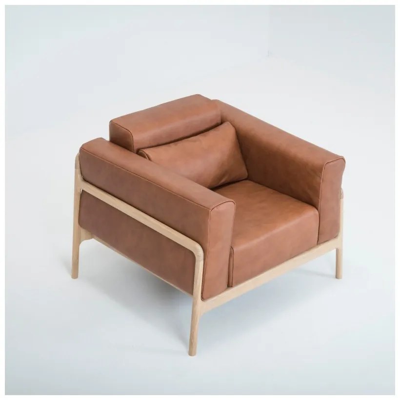 Poltrona in pelle di bufalo marrone cognac con struttura in rovere massiccio Fawn - Gazzda