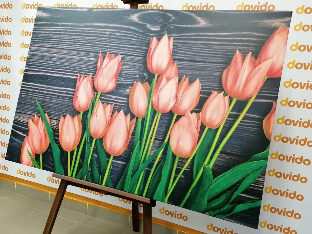 Stampa su tela – Incantevoli tulipani arancioni su sfondo di legno
