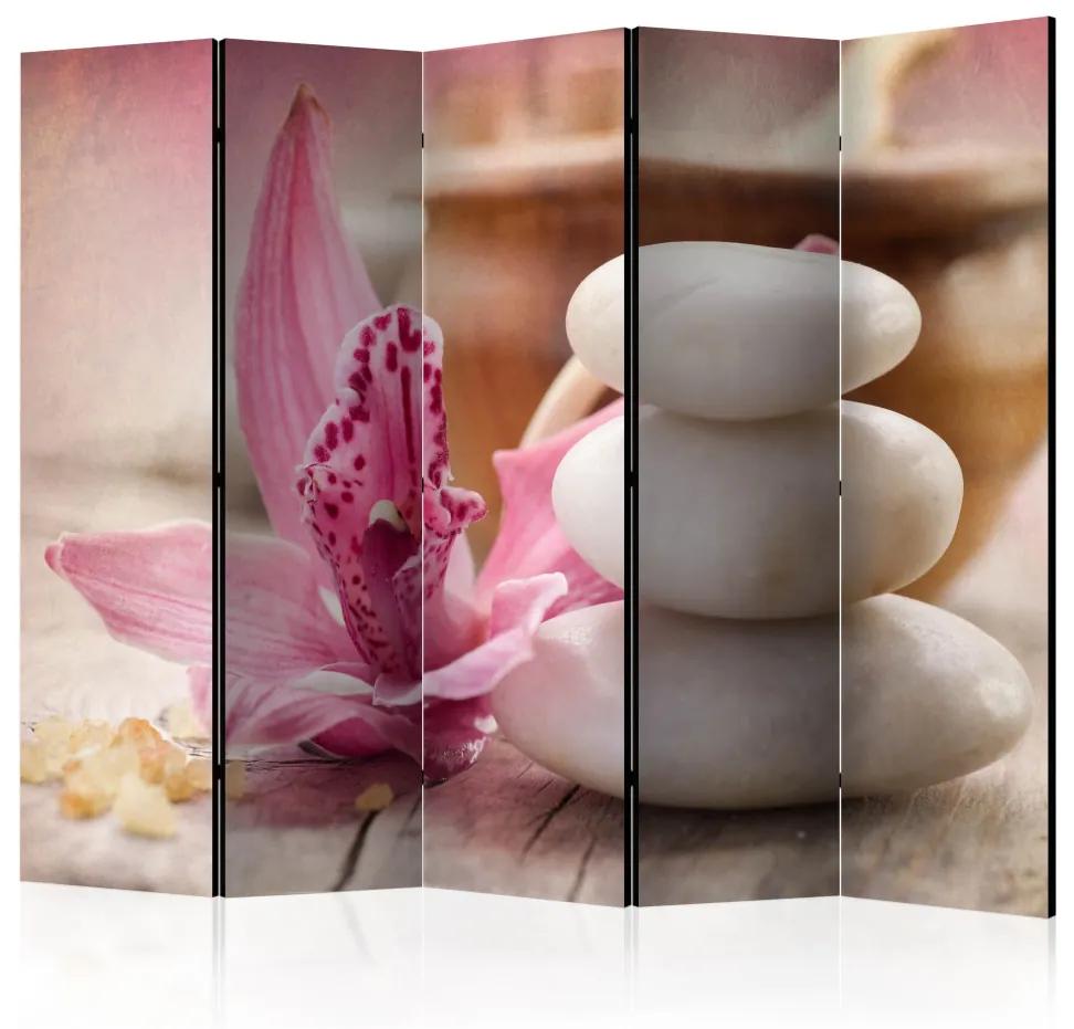 Paravento separè Aromaterapia II - torre di pietre accanto a pianta rosa in stile Zen
